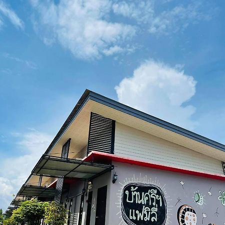 ホテル Baan Sri Family Kabin Buri エクステリア 写真