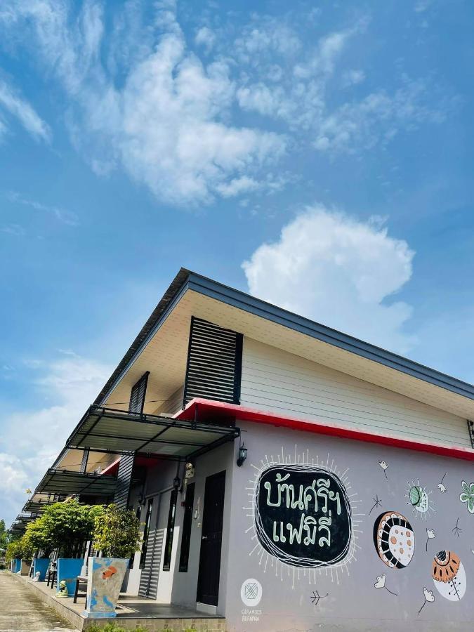 ホテル Baan Sri Family Kabin Buri エクステリア 写真