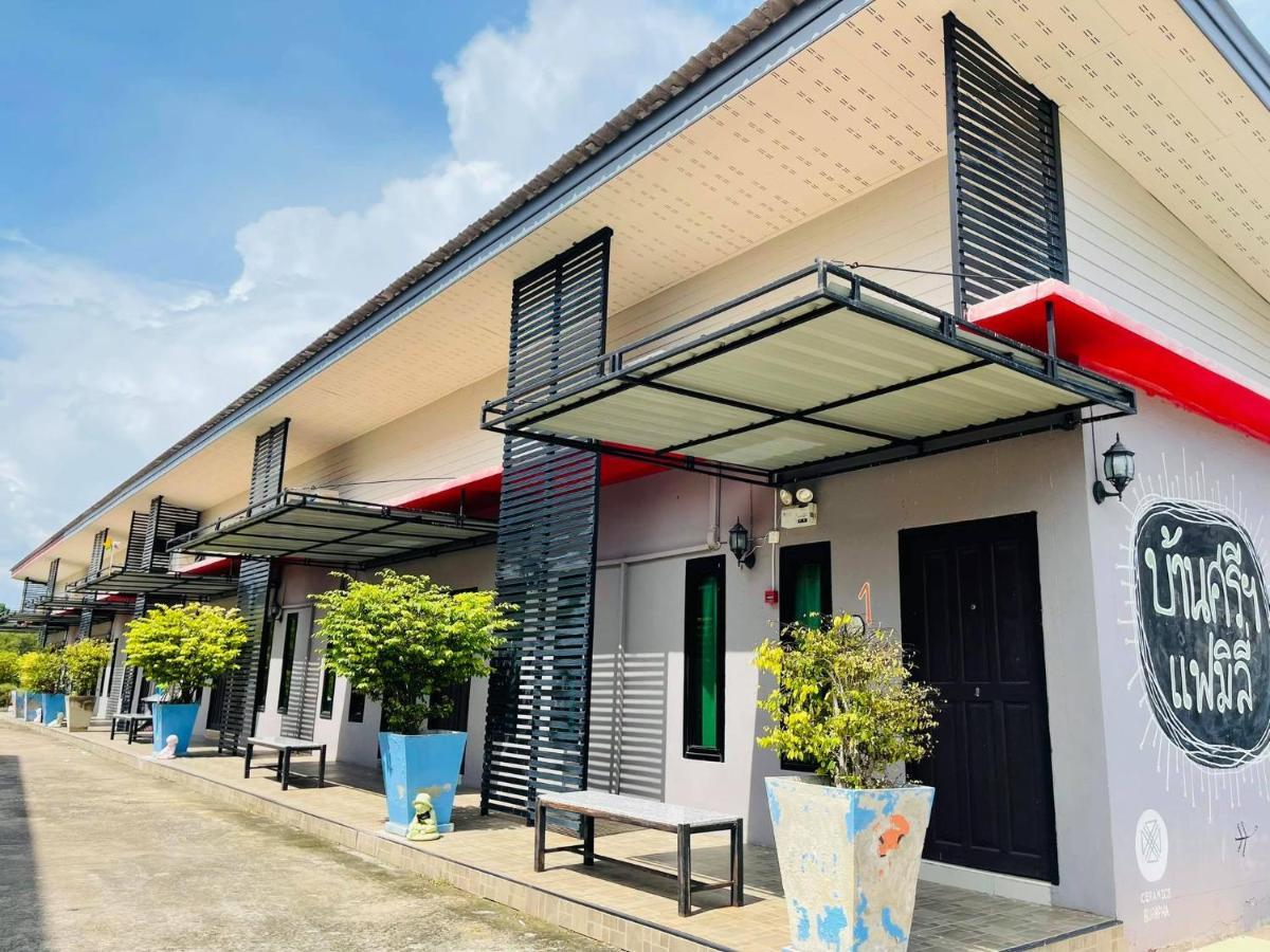 ホテル Baan Sri Family Kabin Buri エクステリア 写真