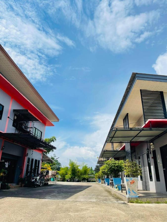 ホテル Baan Sri Family Kabin Buri エクステリア 写真